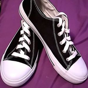 Faded glory, size10, Black/white